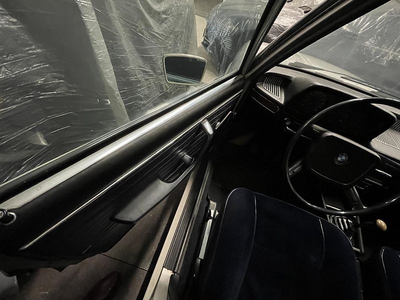 BMW Řada 5 (1974) 525i E12 REZEVOVÁNO - fotka 15 z 26