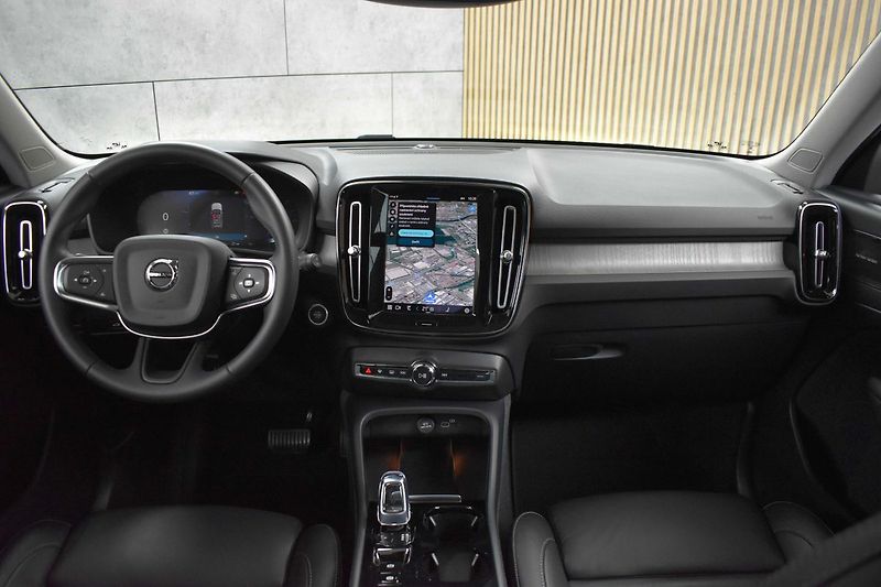 Volvo XC40 B4 AWD KAMERY360*HARMAN*ČR 1.M - fotka 7 z 42