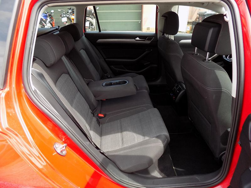 Volkswagen Passat Variant 2,0 TDI 110 KW DSG VÝHŘEV LED - fotka 25 z 43