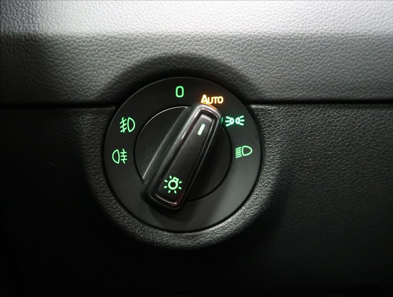 Škoda Octavia 1,2 TSI XENON VÝHŘEV 2x ALU - fotka 18 z 33