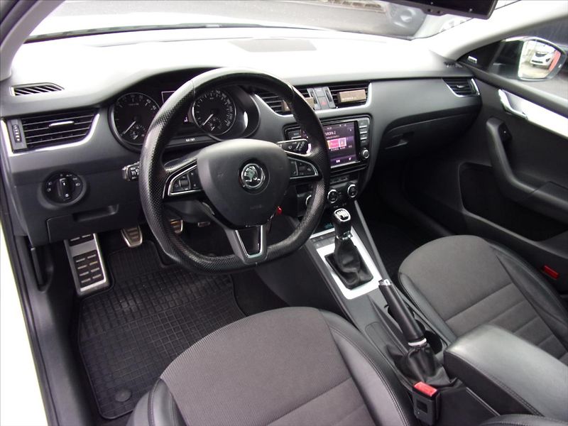 Škoda Octavia 2,0 TDI Style 110kW  Combi - fotka 16 z 26