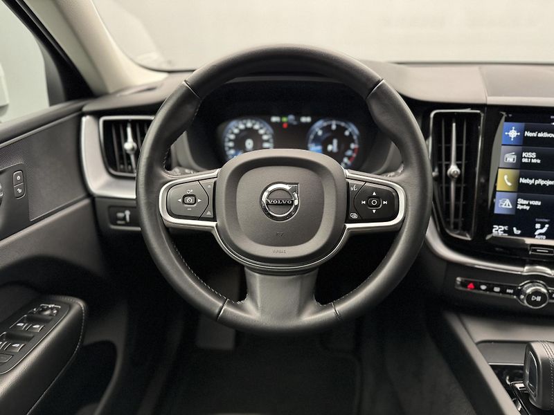 Volvo XC60 B4 AWD MOMENTUM PRO AUT CZ - fotka 24 z 37