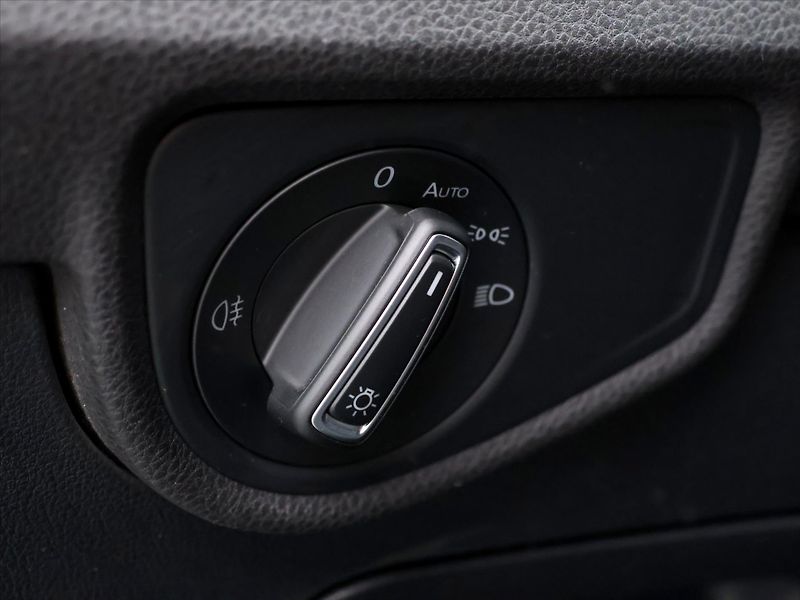 Volkswagen Touran 1,5 TSI 110kW DSG Matrix DPH - fotka 15 z 34