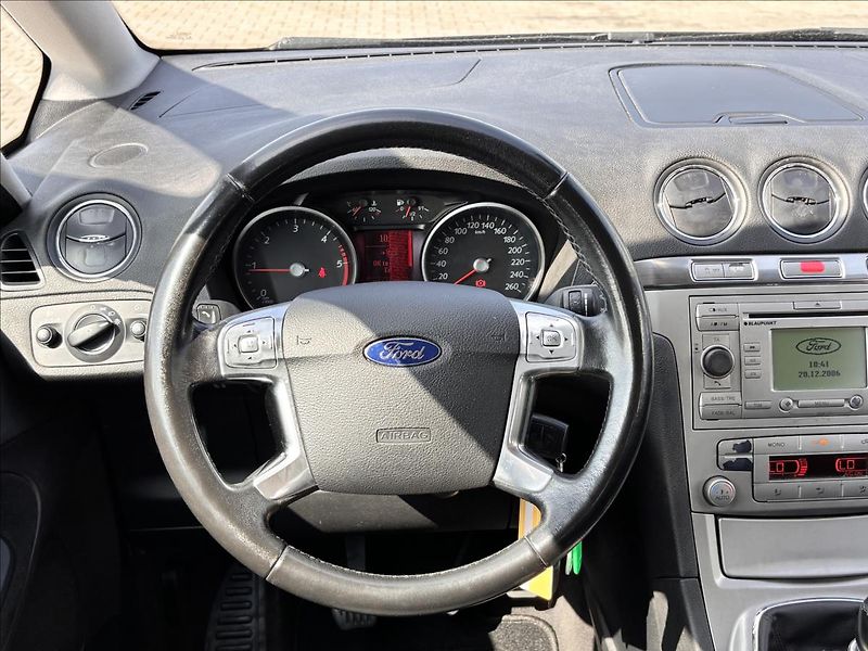 Ford S-MAX 2,0 TDCi 103kW Titanium 7 MÍST - fotka 19 z 24