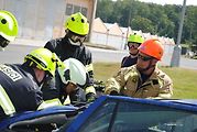 Hasiči se v rámci cvičení Rescue meeting zdokonalovali ve vyprošťování osob z auta, ale také jak uhasit elektromobil - především baterii.