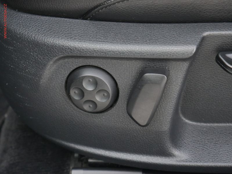 Volkswagen Passat (2013) 2.0 TDi 4x4, ČR, DSG, kůže - fotka 22 z 23