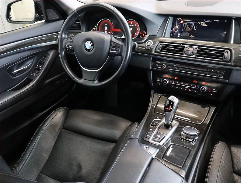 BMW Řada 5 (2015) Luxury Line 530d xDrive, 4X4 - fotka 7 z 32