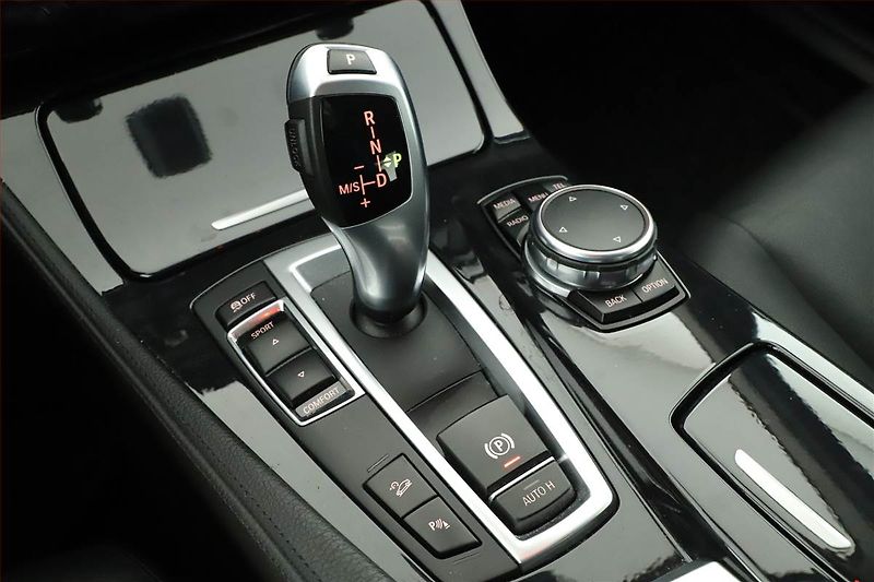 BMW Řada 5 (2015) 520d xDrive, 4X4, Automat - fotka 12 z 20