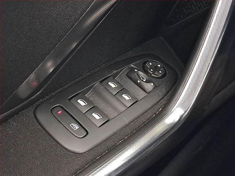 Peugeot 2008 (2014) 1.6 e-HDi, Automat, Tempomat - fotka 16 z 17