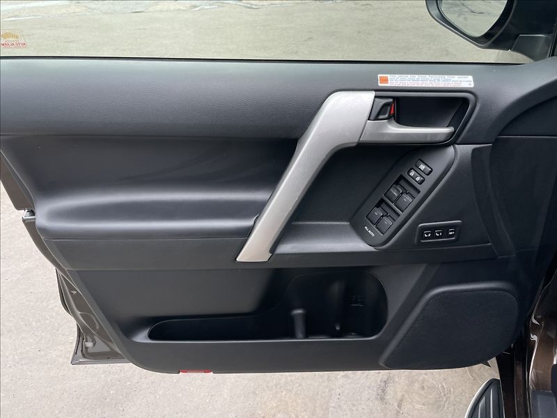 Toyota Land Cruiser 2,8 D4-D AT6 Executive NAVI - fotka 15 z 24