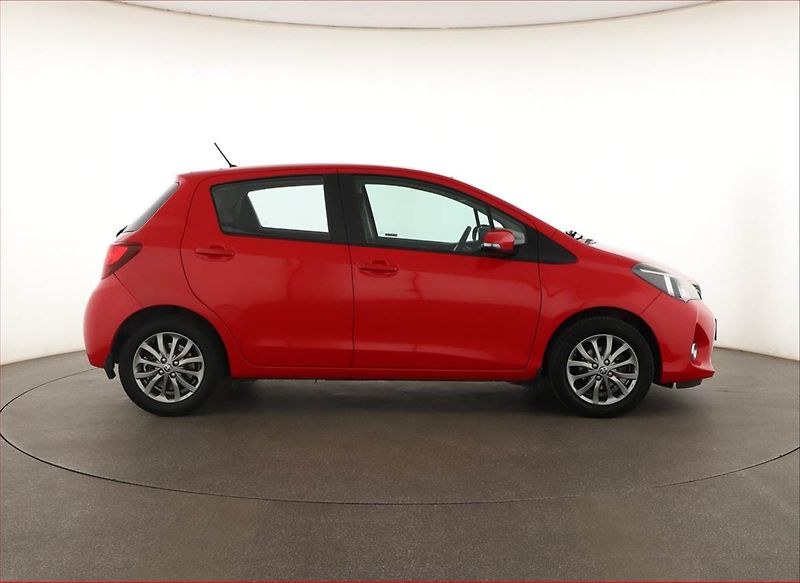 Toyota Yaris (2016) 1.33 Dual VVT-i, Serv.kniha - fotka 6 z 16