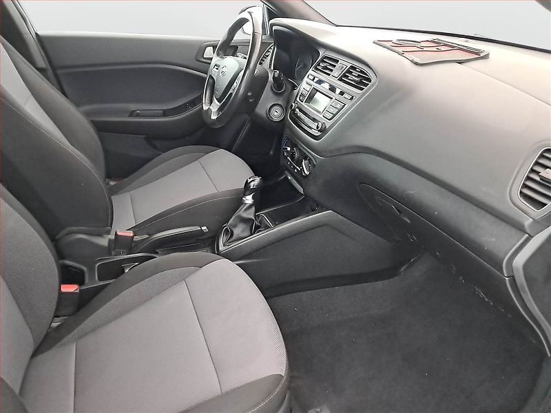 Hyundai i20 (2018) Comfort 1.2, ČR,1.maj - fotka 7 z 17
