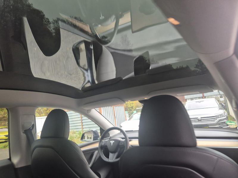 Tesla Model Y RWD 220kw TZ SOH 93,6 % - fotka 44 z 49
