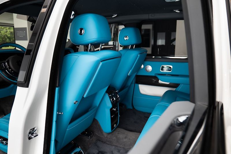 Rolls-Royce Cullinan Black Badge/Bespoke/Starling r - fotka 12 z 38