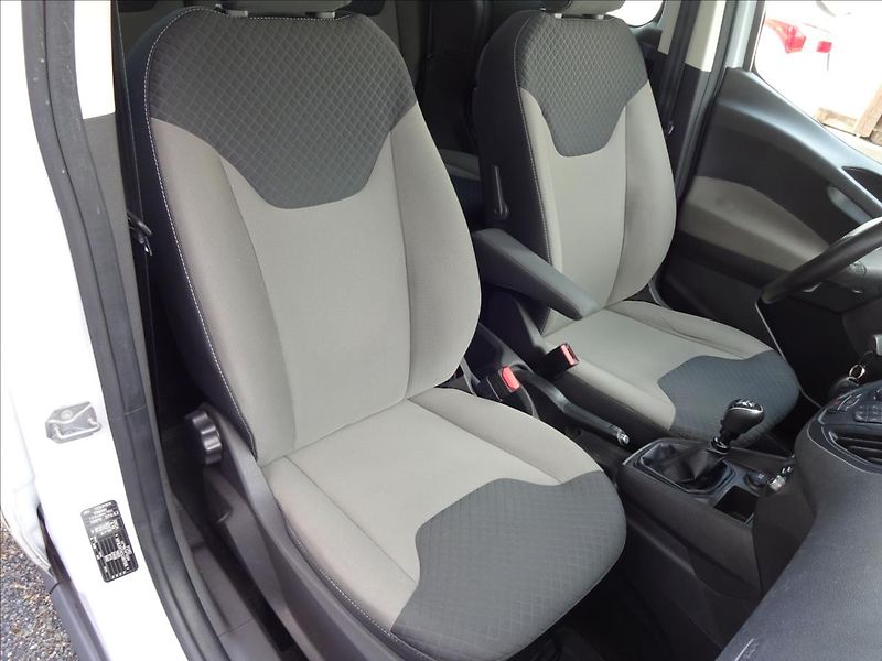 Ford Tourneo Courier 1.5 TDCI - fotka 25 z 44