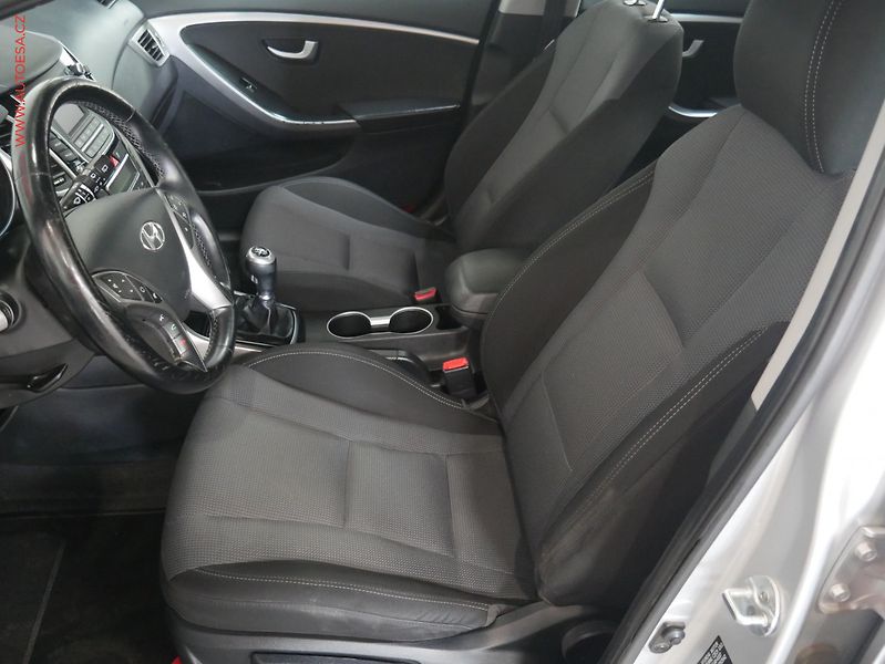 Hyundai i30 (2015) 1.6CRDi, ČR, autoAC - fotka 9 z 17