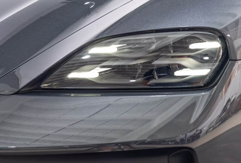 Porsche Taycan GTS Sport Turismo Burm HuD Inn - fotka 8 z 26