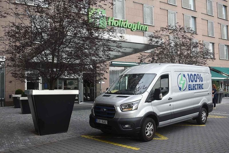 Testovaný Ford-E Transit působil mezi žlutými dodávkami jako stříbrná vrána