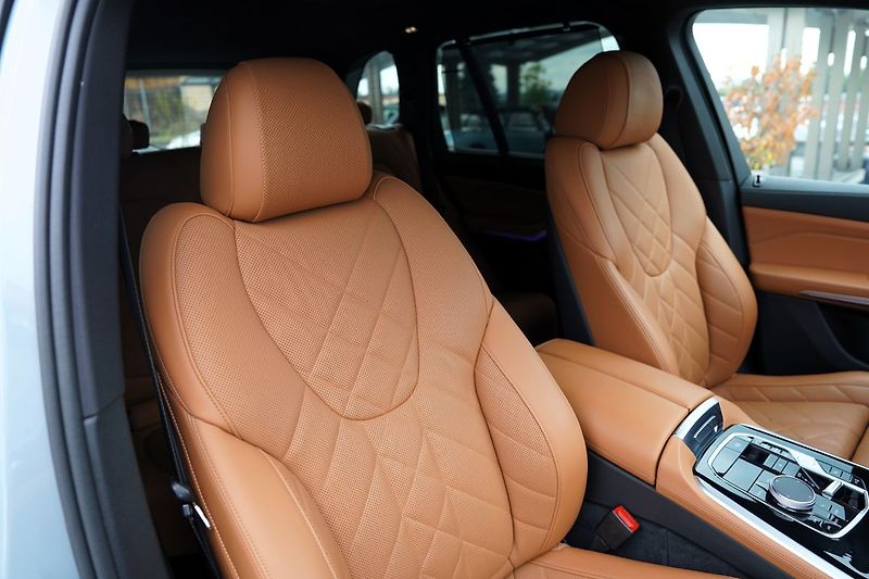 BMW X5 M60i xDrive/AT9/21/530 PS - fotka 31 z 45