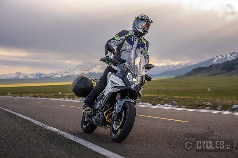 CFMOTO 700 MT Premium (2026) kufry SHAD, AKCE - fotka 8 z 12