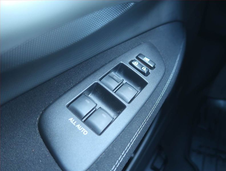 Toyota Auris (2011) 1.6 Valvematic, Tempomat - fotka 13 z 14