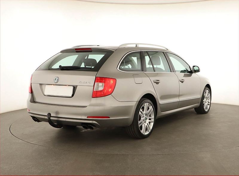 Škoda Superb (2011) Elegance 3.6 FSI V6, 4X4 - fotka 5 z 19