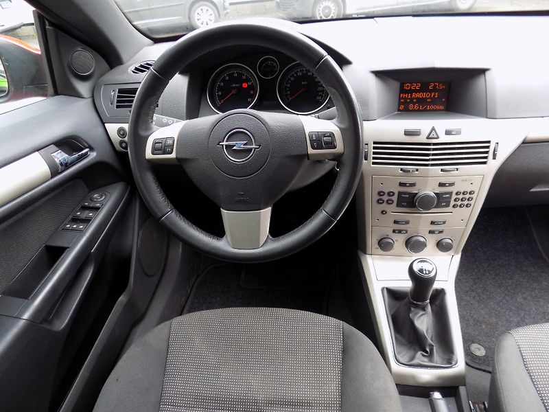 Opel Astra (2008) 1.8 16V - fotka 11 z 18