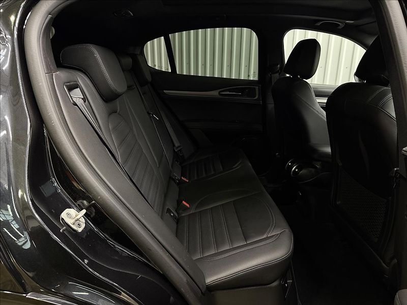 Alfa Romeo Stelvio VELOCE 206kW Q4 PANO TAŽNÉ R21 - fotka 38 z 43
