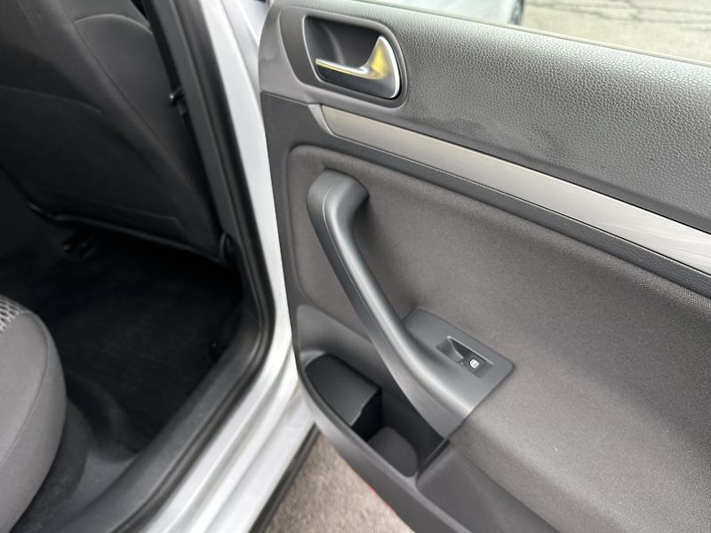 Volkswagen Golf (2012) KOMBI 1.6TDI/77kW *KLIMA*1.Maj - fotka 23 z 30