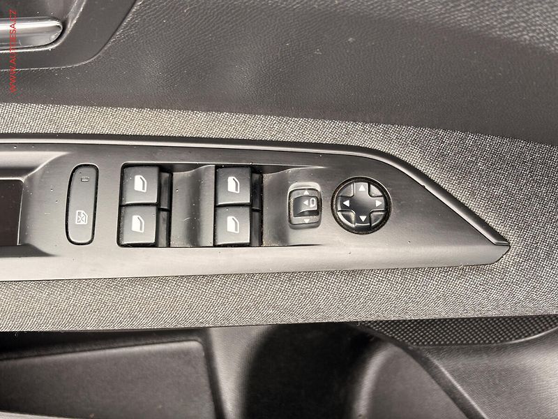 Peugeot 3008 (2019) 1.5HDi, Active, navi - fotka 18 z 18