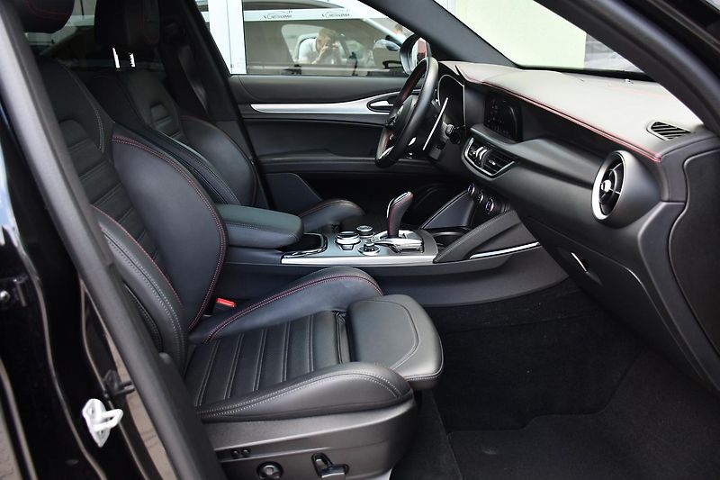 Alfa Romeo Stelvio 2.2 JTDm Competizione Q4 - fotka 17 z 40