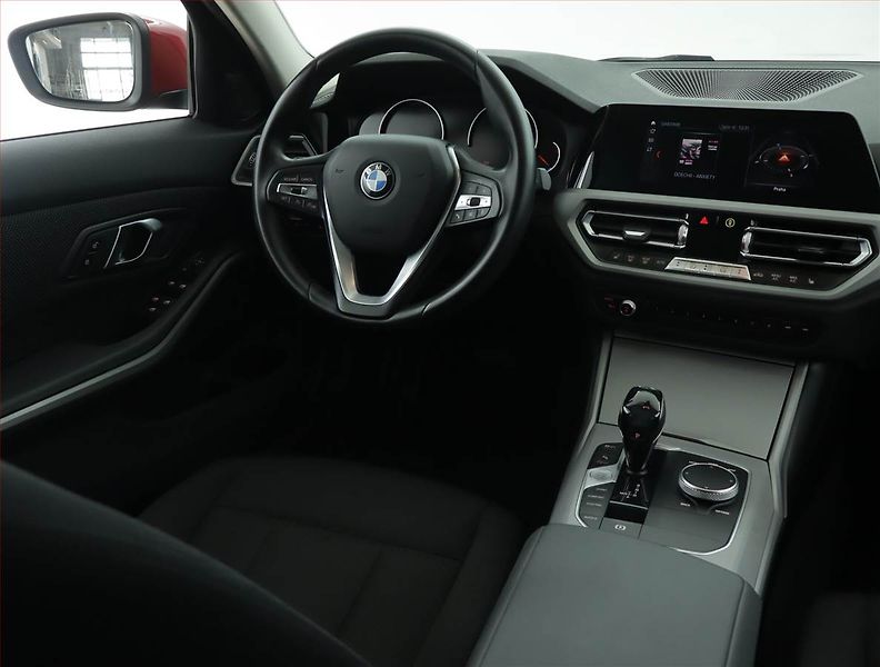 BMW Řada 3 (2019) Advantage 320 d - fotka 7 z 17