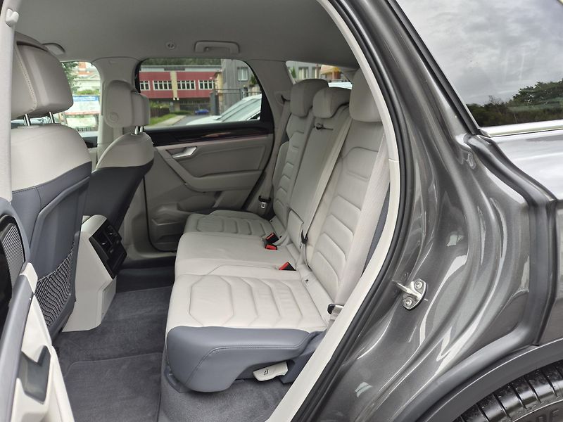 Volkswagen Touareg 3,0TDi 170kw 4x4 DSG TZ 19ALU - fotka 36 z 43