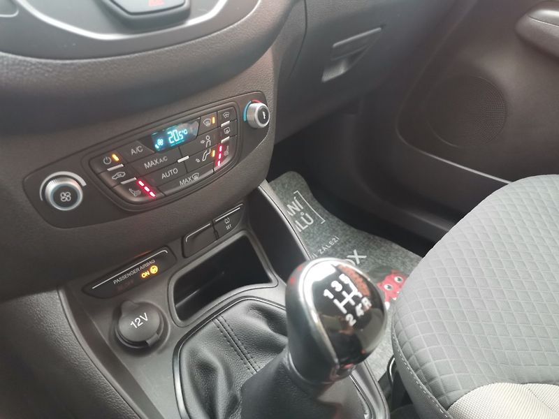 Ford Tourneo Courier 1.0i EB 74kw Winter Paket - fotka 13 z 26
