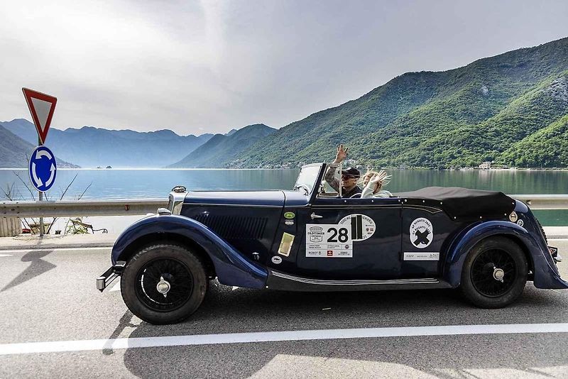 Všichni účastníci s vozy v cíli druhého ročníku Oldtimer Expressu, který mířil z Prahy do řeckých Atén.