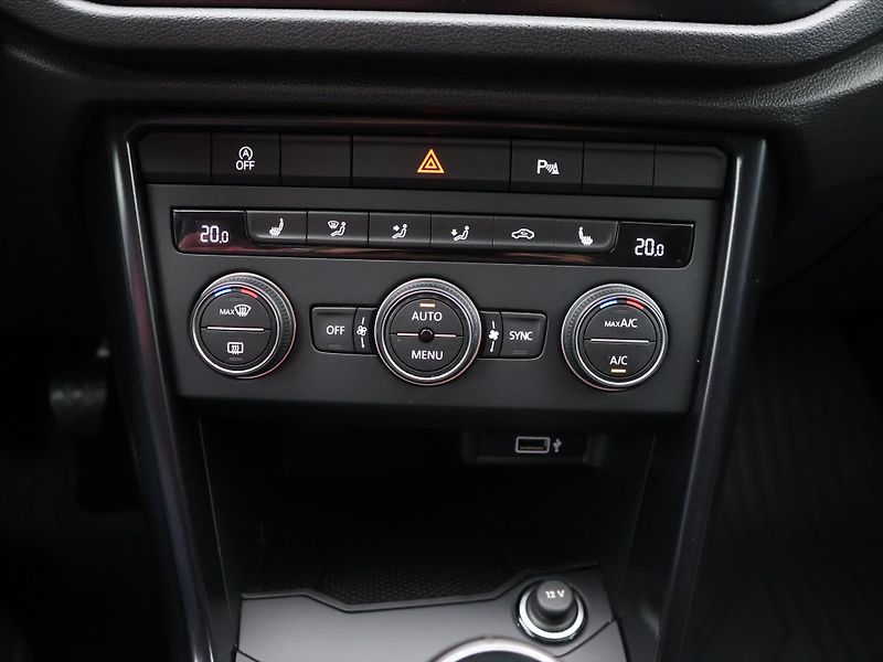 Volkswagen T-Roc 1,5 TSI 110 kW Aut.Klima 1.Maj - fotka 20 z 29