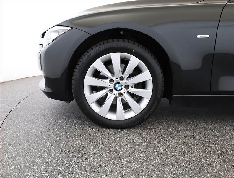 BMW Řada 3 (2013) Modern Line 320 d xDrive, 4X4 - fotka 15 z 15