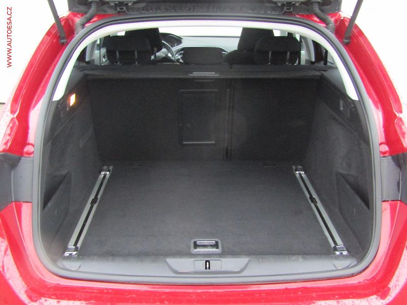 Peugeot 308 (2014) 1.2 PT, ČR, Allure, LED - fotka 7 z 17