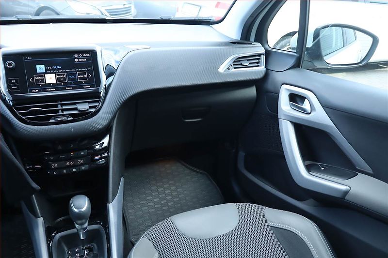 Peugeot 2008 (2018) 1.2 PureTech, Automat - fotka 8 z 25
