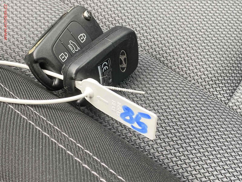 Hyundai i30 (2013) 1.4 CVVT, AC, park.čidla - fotka 14 z 14