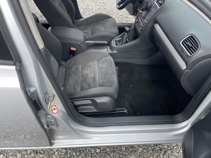 Volkswagen Golf 1.6TDi 105PS  6 HIGHLINE TOP!! - fotka 144 z 176