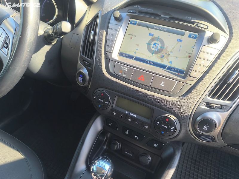 Hyundai ix35 2.0D4X4,90KM,MAX VÝBAVA,KRÁSNÝ - fotka 14 z 27