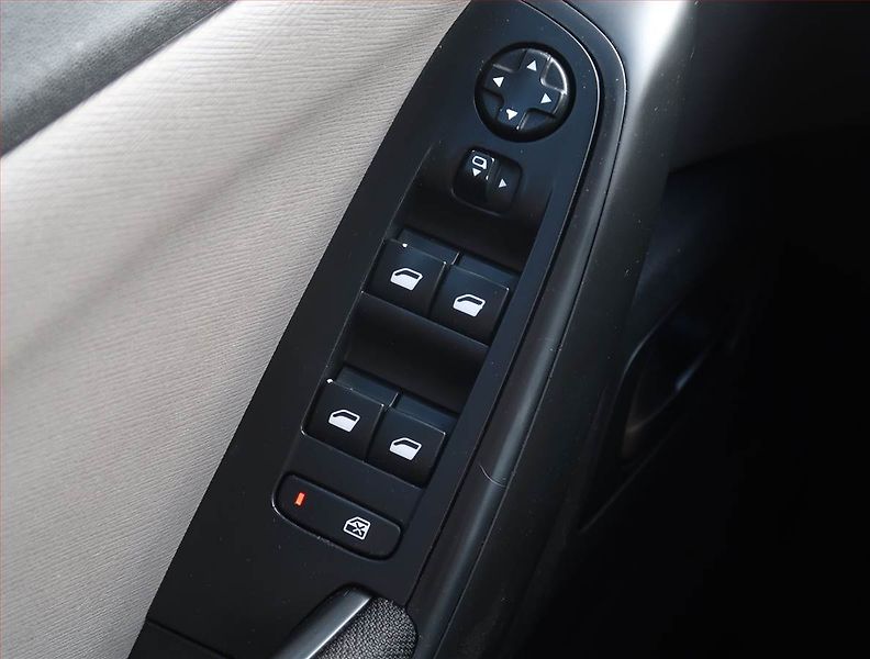 Citroën C4 Picasso (2018) 1.6 BlueHDi, 7 míst, Navi - fotka 16 z 21
