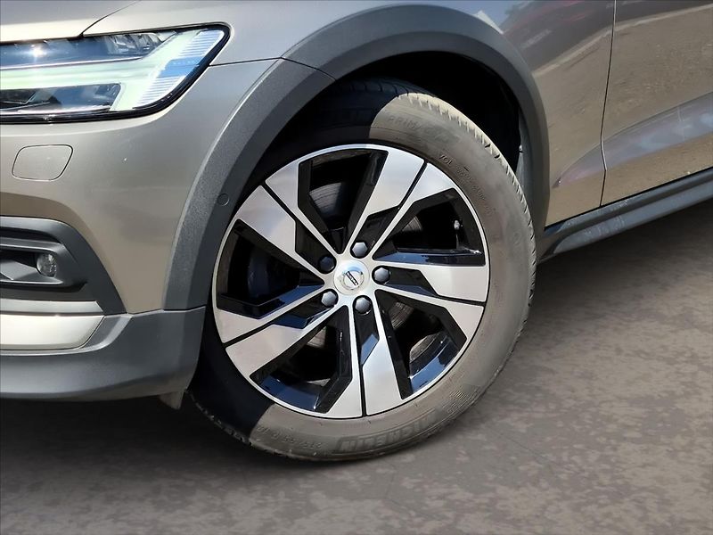 Volvo V60 2,0 D4 AWD Cross Country - fotka 6 z 19