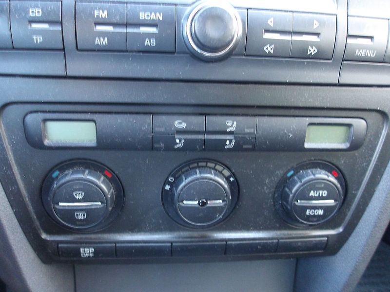 Škoda Octavia 2,0TDi DSG !!! ČR 2.MAJITEL ! - fotka 27 z 43