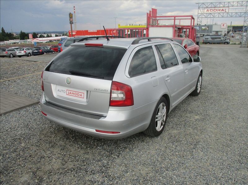Škoda Octavia 1,6 TDI, aut. klima, servis - fotka 6 z 20
