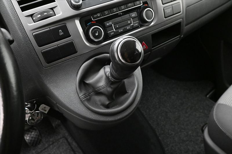 Volkswagen Caravelle 2,0 TDI 132kW Manuál Tažné Zár - fotka 22 z 31