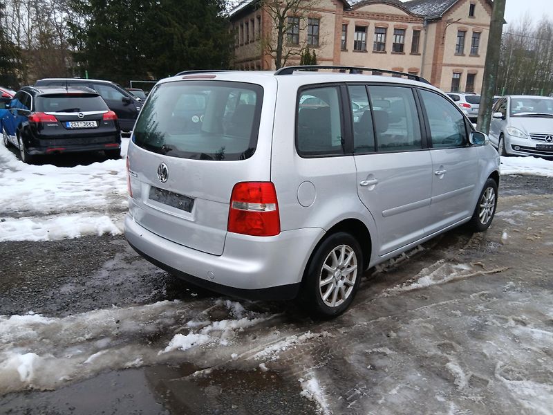 Volkswagen Touran 1.6 FSI, ALU - fotka 9 z 27