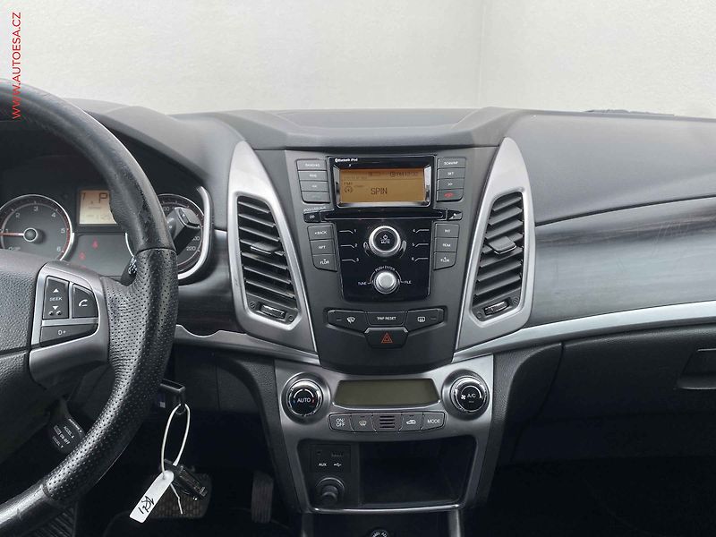 SsangYong Korando (2015) 2.0 TD 4x4, AT, TZ, kůže - fotka 12 z 16