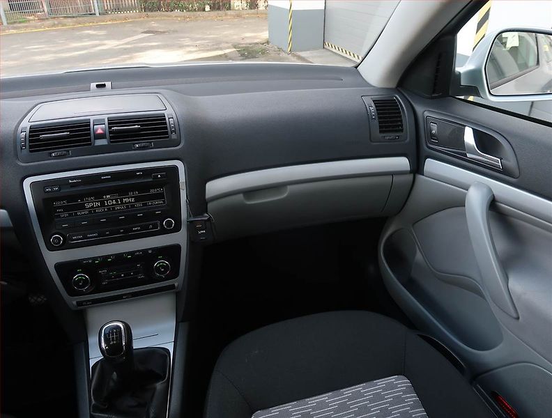 Škoda Octavia (2011) Ambiente Plus 2.0 TDI, Xenony - fotka 8 z 18